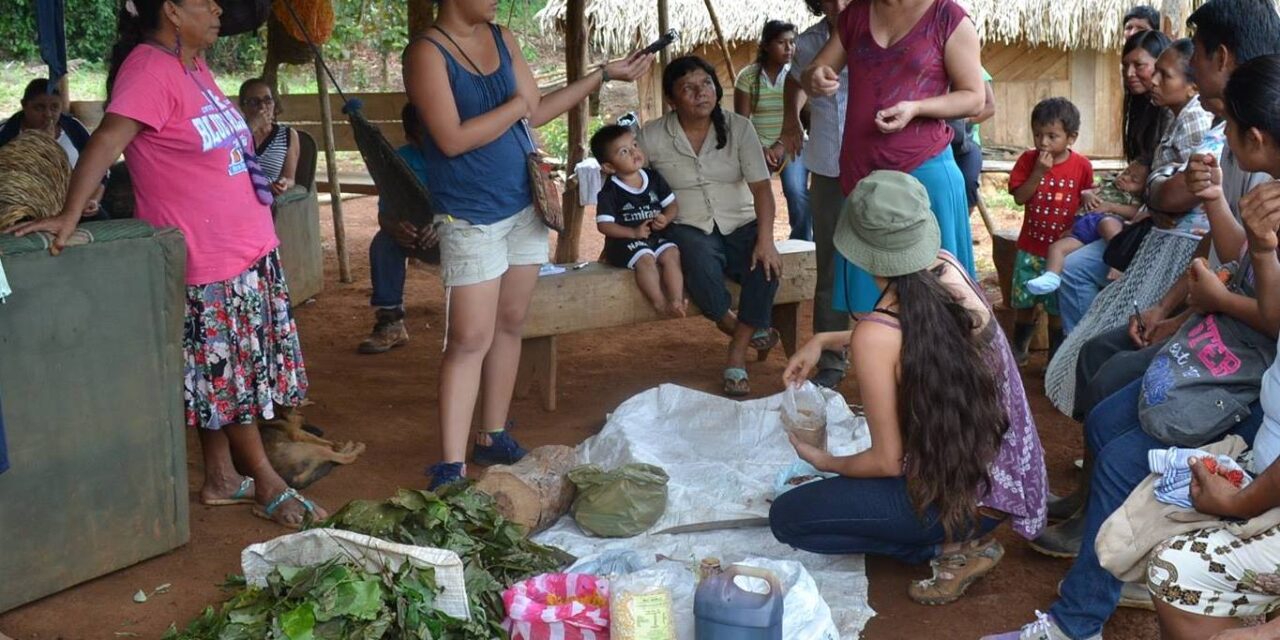 Red de Mujeres Rurales: La tradición de curadoras y la protección de la biodiversidad